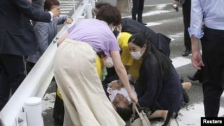 Mantan Perdana Menteri Jepang Shinzo Abe mendapat pertolong dari tim medis setelah tertembak saat kampanye di wilayah Nara. (Foto : Reuter)