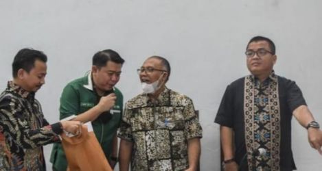 Bambang Widjojanto (no 3 dari kiri) dan Denny Indrayana (paling kanan) seusai sidang pra peradilan di Pengadilan Negeri Jakarta Selatan. (Ist)