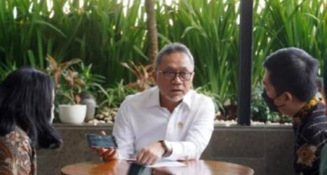 Menteri Perdagangan Zulkifli Hasan saat berbincang santai dengan Direksi GoTo dan CEO Tokopedia di kantor Kementerian Perdagangan. (Ist)