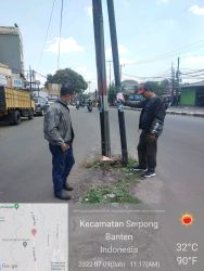 Petugas saat mengecek lokasi tiang yang berada di tengah jalan persimpangan viktor, Serpong, Tangsel. (tangselpos.id/ist)