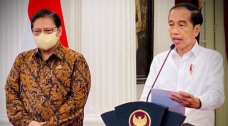 Menko Perekonomian Airlangga Hartanto saat mendampingi Presiden Joko Widodo menyampaikan konferensi pers di Istana Negara. (Dok. Setpres)