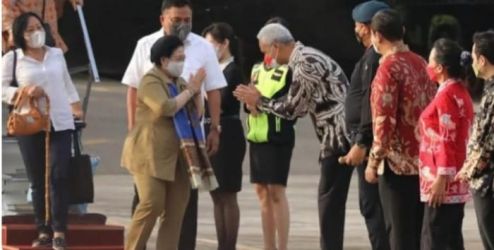 Gubernur Jawa Tengah saat menjemput Megawati Soekarnoputri di Bandara. (Ist)