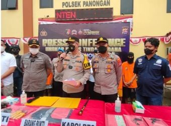 Kapolres Kota Tangerang Kombes Pol Raden Romdhon Natakusuma saat konferensi pers terkait penangkapan 2 pencuri kabel PJU. (tangselpos.id/bnn)