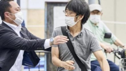 Tersangka Tetsuya Yamagami (kanan) ketika ditangkap Polisi. (Ist)