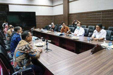 Pj Gubernur Banten saat menerima Audiensi KPU Provinsi Banten di ruang rapat Pendopo Gubernur Banten pada Rabu (6/7/2022). Foto ; Humas Pemprov Banten