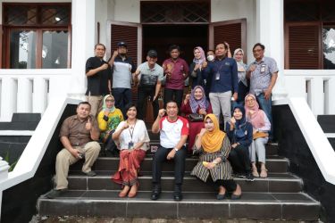 Pj Gubernur Al Muktabar saat berada di ajungan Banten TMII. (Dok. Humas Pemprov Banten)