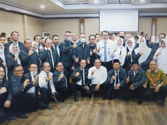 Pj Gubernur Banten Al Muktabar bersama peserta pelatihan pengawasan dan administrator. (Dok. Humas Pemprov Banten)