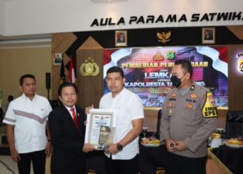 Direktur Eksekutif Lemkapi Edi Saputra (baju jas) saat menyerahkan penghargaan kepada Polresta Tangerang. Foto : Istimewa