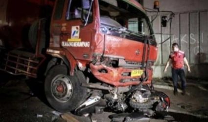 Truck tangki BBM penyebab tabrakan beruntun. (Ist)