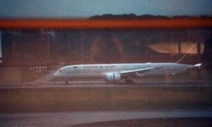 Pesawat Saudi Airlines yang membawa Presiden Sri Lanka mendarat di Bandara Changi Singapura. (Ist)