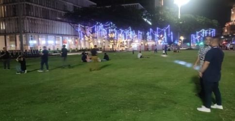 Taman di Kawasan Putra Jaya ramai oleh anak-anak yang pada bermain menjelang malam hari. (rm.id)