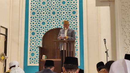 Wali Kota Tangsel, Benyamin Davnie saat melaksanakan salat Idul Adha 1443 Hijriah. (tangselpos.id/rmn)
