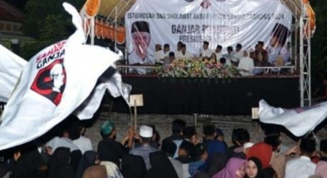 Ribuan Santri dari berbagai Ponpes di Karawang memanjatkan doa untuk Ganjar jadi Presiden 2024 - 2029. (Ist)