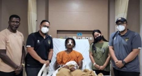 Ronaldo Kwateh setelah menjalani operasi hidung di RS Royal Progres. (Ist)