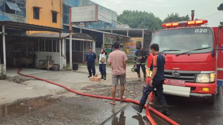 Petugas damkar saat melakukan pemadaman di lokasi kebakaran. (Ist)