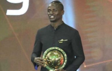 Sadio Mane dan tropy Pemain Terbaik Afrika 2022. (Ist)