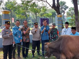 Penyerahan simbolis hewan kurban kepada pihak Kelurahan Pondok Jaya, Polres Tangerang Selatan, Polsek Pondok Aren, Koramil 07 Pondok Aren, dan FoodCycle. (tangselpos.id/rmn)