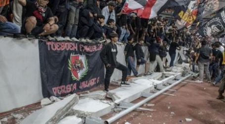 Pagar pembatas penonton yang roboh di Stadion JIS. (Ist)