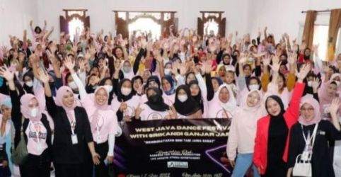 Srikandi Ganjar Jawa Barat menggelar West Java Dance Festival di Purwakarta pada Kamis (7/7/2022). Foto : Istimewa