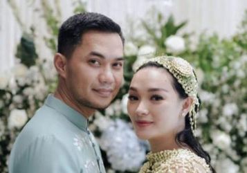 Zaskia Gotik dan suami. (Ist)