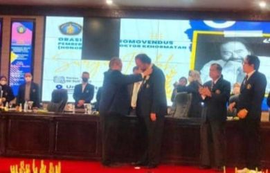 Surya Paloh mendapat gelar Doktor Honoris Causa dari Universitas Brawijaya. Foto : Istimewa