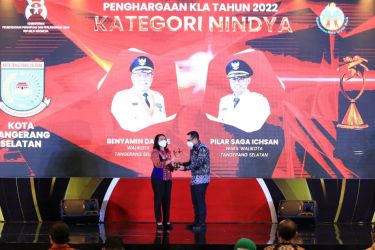 Penyerahan penghargaan oleh Menteri PPPA Bintang Puspayoga kepada Wakil Wali Kota Pilar Saga Ichsan. (Dok. Humas Pemkot Tangsel)