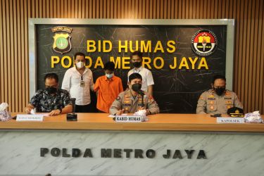 Kabid Humas Polda Metro Jaya, Kombes Pol Endra Zulpan saat menunjukkan barang bukti. (Ist)
