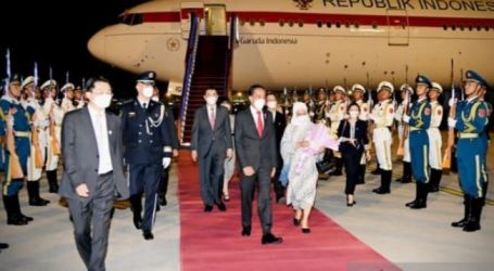 Presiden Joko Widodo dan Ibu Negara Iriana tiba di Beijing. Foto : Setpres