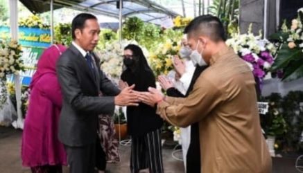 Presiden Joko Widodo dan Ibu Iriana tiba dirumah duka Almarhum Tjahjo Kumolo. (Ist)