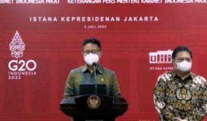 Menko Perekonomian Airlangga Haryanto (kanan) bersama Menteri Kesehatan  Budi Gunadi Sadikin (kiri). (Ist)
