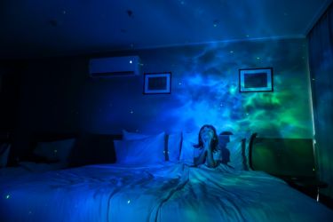 Nampak suasana kamar hotel yg di hiasi dengan nuansa aurora. (Ist)