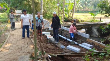 Warga di Kampung Nagara, Kelurahan Kadumerak, Kecamatan Karangtanjung, Jumat (15/7/2022) membangun MCK hasil bantuan dari Vihara Sukhavati Prajna, Al-Lukman dan Polsek Pandeglang Kota.(Istimewa)