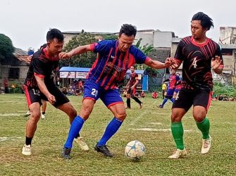 Penyerang Diklat Pakujaya, Bejo Umbara dikawal dua pemain Persepda di Lapangan Latus Jaya, Kedaung, Pamulang, Kota Tangsel pada Sabtu (6/8).(Foto: dok.Panitia Bina Jaya Cup)