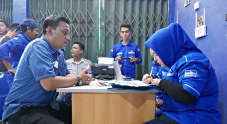 SamsudinAliandono atau Sam Aliando (kiri) yang merupakan adik kandung Bupati Pandeglang, Irna Narulita,mendaftar sebagai bacaleg melalui Partai Demokrat, Senin (1/8/2022).(AriSupriadi/Tangsel Pos)