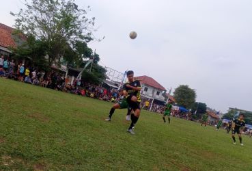 Pertandingan antara Setia Kawan dengan Kancil Borneo berlangsung ketat, Minggu (28/8) sore.(Foto: dok.Panitia Bina Jaya Cup).