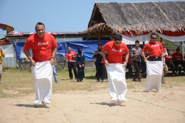 Keseruan lomba balap karung di Pantai Karang Seke, Lebak. (Dok. Humas Polda Banten)