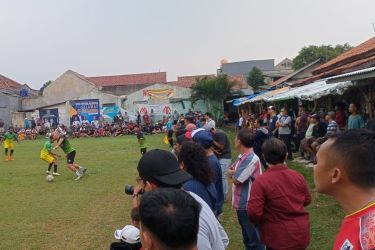 Penonton antusias menyaksikan Derby Pamulang di babak 16 besar Bina Jaya Cup XXIV 2022, Selasa (30/8).