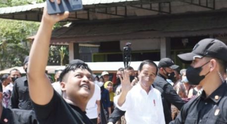 Seorang Warga mengajak Presiden Jokowi untuk berswafoto saat berada di Pasar Sungai Duri, Kalimantan Barat. (Dok. Setpres)