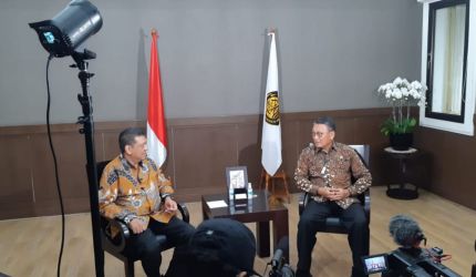 Menteri ESDM Arifin Tasrif saat podcast bersama Dirut Rakyat Merdeka Kiki Iswara Darmayana. (Foto : RM)