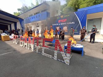 Pemusnahan Barang Milik Negara (BMN) hasil sitaan dari penindakan di bidang kepabeanan dan cukai oleh Kejaksaan Tinggi Banten di kantor Wilayah DJBC Banten, Tangerang Selatan, Selasa (30/8/2022). (tangselpos.id/mg-1)