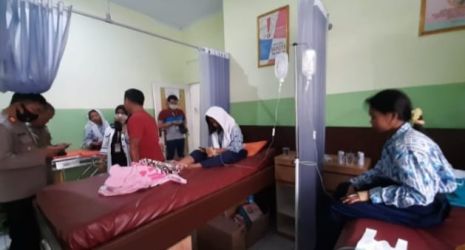 Siswa SMP yang mengalami keracunan sedang mendapatkan perawatan. Foto : Istimewa