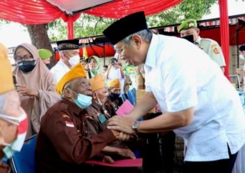 Wali Kota Tangerang Selatan Benyamin Davnie saat berbincang dengan salah seorang Veteran. Foto: Istimewa