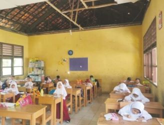 Siswa SDN Bonisari harus belajar dengan kondisi atap yang terancam ambruk. Foto : Istimewa