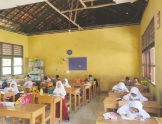 Siswa SDN Bonisari harus belajar dengan kondisi atap yang terancam ambruk. Foto : Istimewa