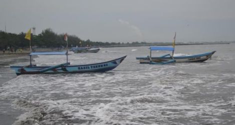 Gelombang tinggi di perairan Pelabuhan Meraj Banten. Foto : Istimewa