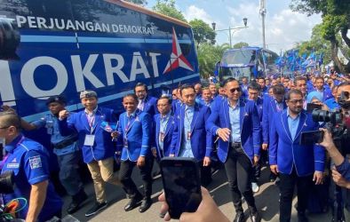 Pengurus Demokrat saat jalan kaki menuju kantor KPU di Jalan Imam Bonjol. (Ist)