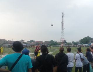 Soneta FC dan kesebelasan Beringin bertarung di lapangan yang tergenang air, Senin (29/8) sore.(Foto.dok.Panitia Bina Jaya Cup).