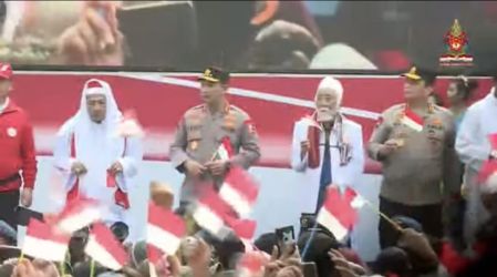 Presiden Jokowi didampingi Kapolri dan Habib Luthfi melepas kiran merah putih dari depan Istana Merdeka. (Ist)
