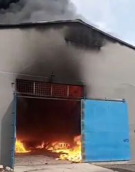 Kebakaran hebat melanda bangunan gudang plastik di Kosambi, Kabupaten Tangerang (ist)
