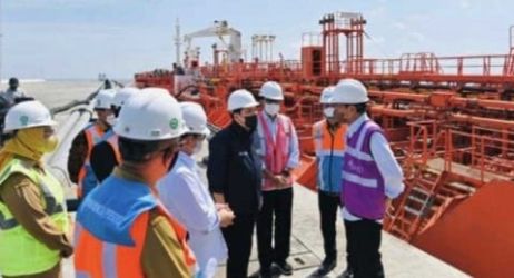 Presiden Jokowi didampingi Menhub, Menteri BUMN dan Menteri PU meresmikan terminal Kijing Pelabuhan Pontianak, Kalimantan Barat. Foto : Setpres